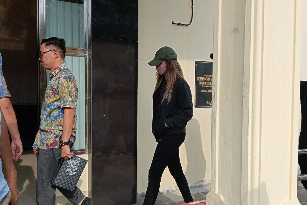 F alias SH berjalan memasuki gedung Subdit IV Renakta Polda Sumut pada Jumat (28/4/2023) sore. Hingga pukul 21.37 WIB, pemeriksaan belum juga selesai. Polda Sumut menyebutkan SH adalah teman dekat dari Ken Admiral.