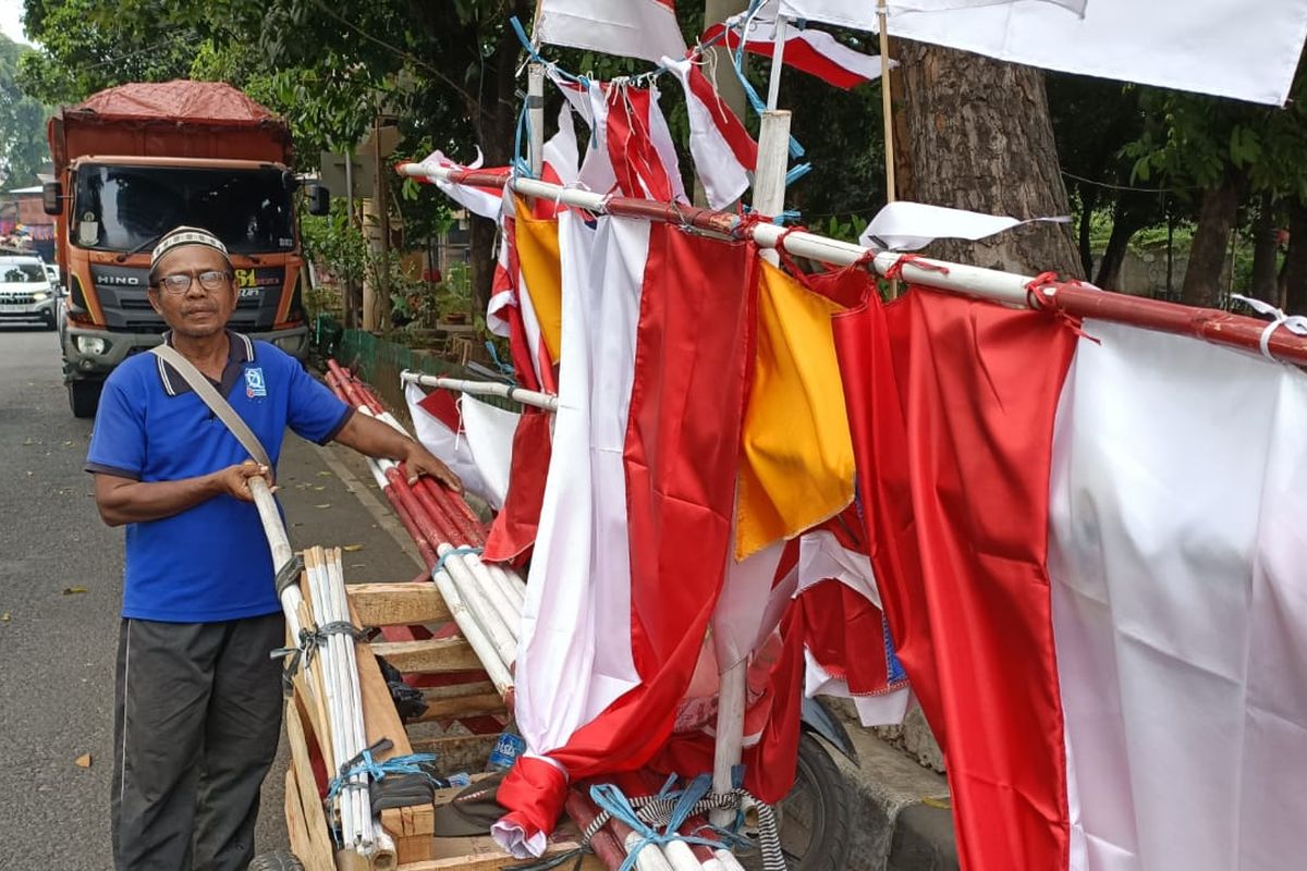 Suwantono (58), pedagang bendera merah putih musiman saat ditemui Kompas.com di wilayah Pondok Kelapa, Jakarta Timur, Jumat (11/8/2023) petang. Pria yang sehari-hari berkeliling di wilayah Duren Sawit itu menuturkan, rezekinya sebagai pedagang musiman kerap kali tidak menentu.