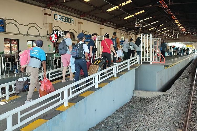Sejumlah warga memadati Stasiun Kereta Api Cirebon, Sabtu (6/8/2022). Mulai besok, PT KAI Daop 3 Cirebon memberikan Promo Kemerdekaan Rp17.000 untuk kelas ekonomi dan Rp77.000 untuk kelas eksekutif.