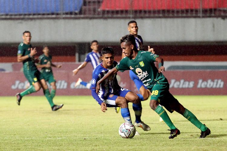 Pemain Persebaya Surabaya Alwi Slamat dijaga ketat pemain Persiraja Banda Aceh pada pekan 10 Liga 1 2021-2022 yang berakhir dengan skor 2-0 di Stadion Maguwoharjo Sleman, Minggu (31/10/2021) malam.