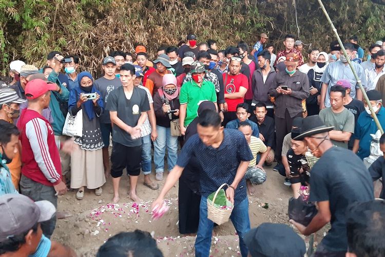 Pemakaman satu keluarga korban pembunuhan di Astonoloyo Curidan, Kelurahan Bulakrejo, Sukoharjo, Jawa Tengah, Sabtu (22/8/2020) petang.