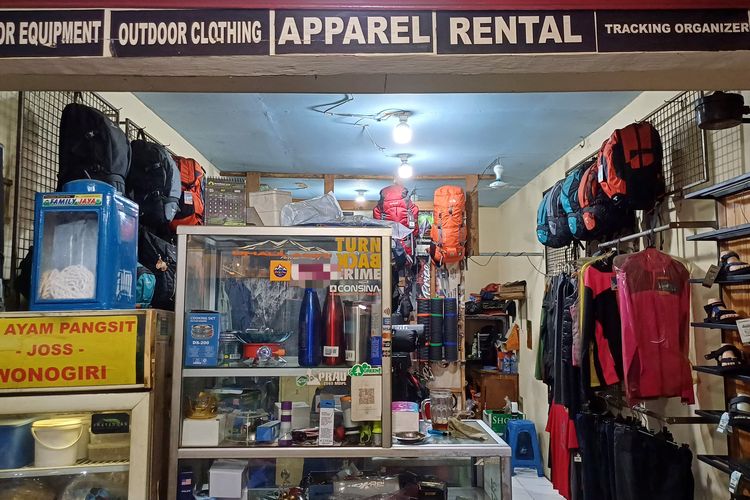 Penampakan toko outdoor bernama Khayangan Outdoor Adventure di Pesanggrahan, Jakarta Selatan, Kamis (18/4/2024).