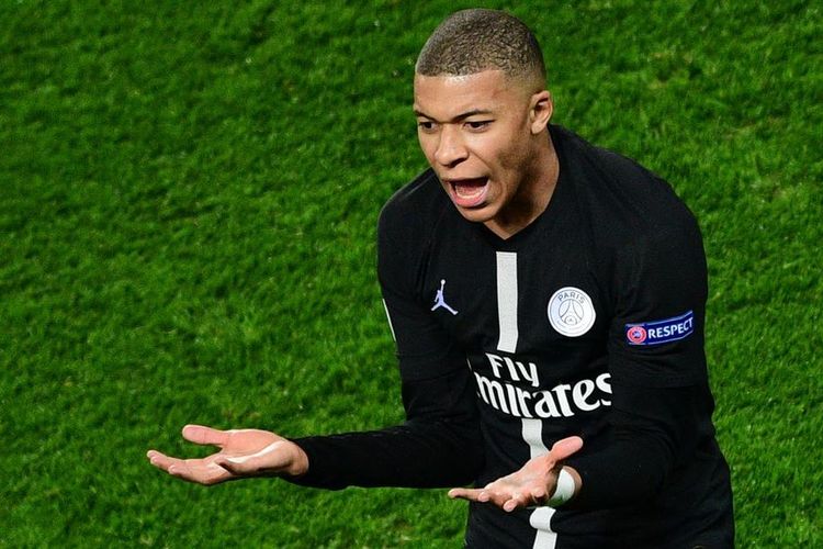 Kylian Mbappe kecewa dengan performa Paris Saint-Germain saat digilas 1-5 oleh Lille, Senin (15/4/2019). 