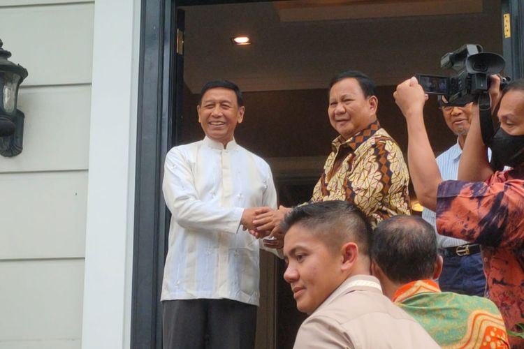 Ketua Dewan Pertimbangan Presiden (Wantimpres) Wiranto berbaju putih bersalaman dengan Menteri Pertahanan sekaligus Ketum Partai Gerindra Prabowo Subianto di kediaman Wiranto, Jalan Bangka, Jakarta Selatan, Selasa (25/4/2023).