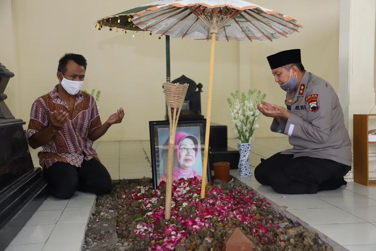 Kapolda Jateng Irjen Pol Rycko Amelza Dahniel saat berziarah ke makam ibunda Presiden Joko Widodo, Jumat (1/4/2020)..