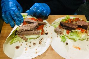 Di Balik Kebab Jumbo Viral di Surabaya, Ada Niat Membantu Tetangga yang Terkena PHK