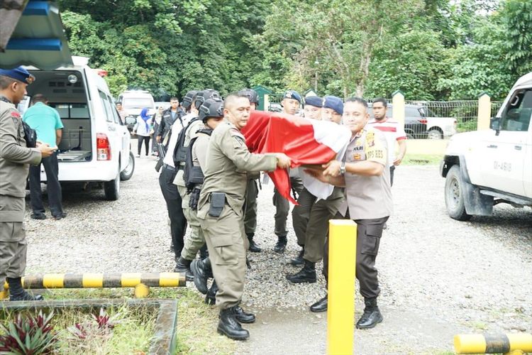 Jenazah Bripka Desri Sahroni (40) yang tewas digigit ular derik hendak dibawa ke Bandara Moses Kilangin, Kabupaten Mimika, Papua (29/07/2019)