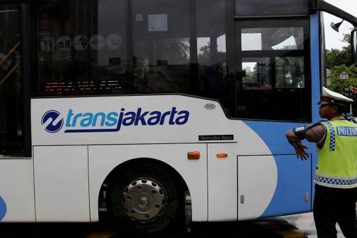 Bus transjakarta melintas di Jalan MH Thamrin, Sarinah,  Jakarta Pusat, Sabtu (14/1/2017). 