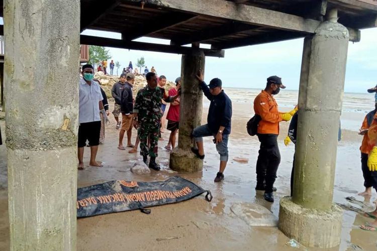 Petugas BPBD dan Kepolisian mengevakuasi penemuan mayat di pantai Desa Gesikharjo, Kecamatan Palang, Kabupaten Tuban, Jawa Timur. Rabu (15/2/2023).
