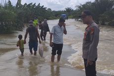 Ruas Jalan Lintas Riau-Sumut Rusak dan Berlubang akibat Banjir, Sejumlah Kendaraan Terperosok