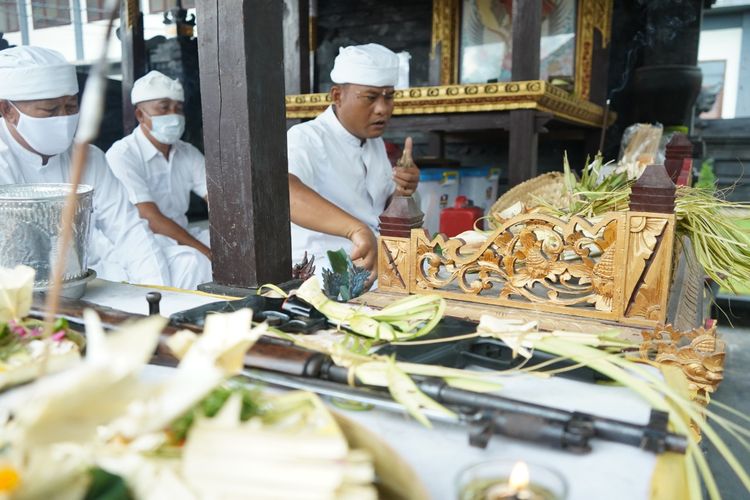Hari Raya Tumpek Landep, Polisi di Bali Upacarai Senjata, Sabtu (18/7/2020). 