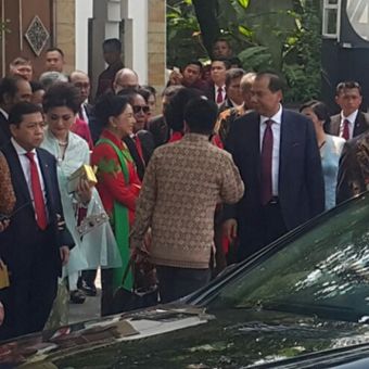 Ketua DPR RI Setya Novanto (kiri) bersama istrinya Deisty Astriani Tagor keluar dari gedung pernikahan Putri Presiden Jokowi di Gedung Graha Saba Buana Solo, Rabu (8/11/2017) siang.