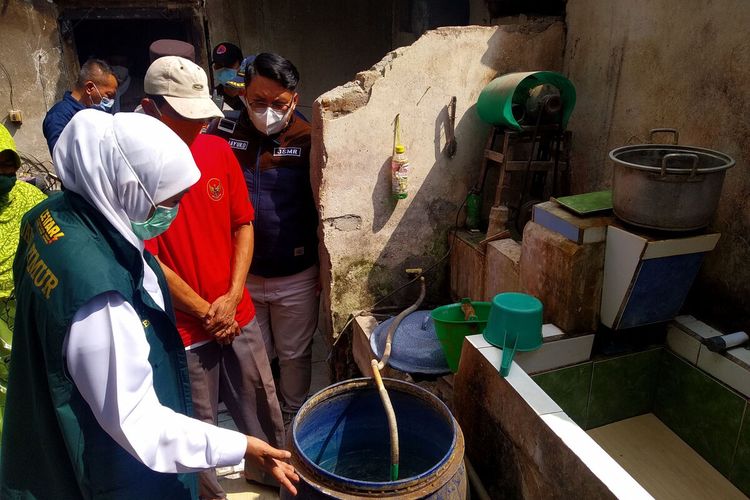 Gubernur Jawa Timur Khofifah Indar Parawansa melihat dapur sekaligus tempat produksi tempe milik warga Desa Jabung Kecamatan Talun Kabupaten Blitar, Jazuli, yang roboh akibat gempa Blitar Jumat kemarin, Sabtu (22/5/2021)