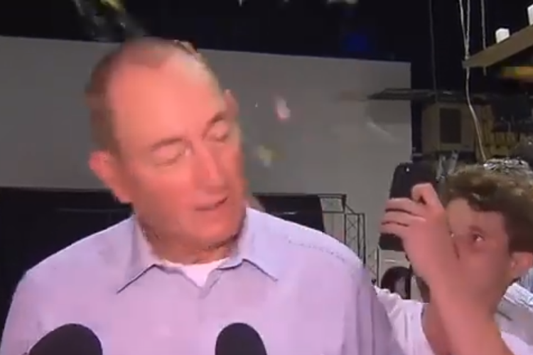 Potongan video memperlihatkan momen ketika Senator Australia Fraser Anning kepalanya dipukul telur oleh seorang remaja. Anning dikecam karena mengucapkan komentar kontroversial yang menyalahkan Muslim atas penembakan di masjid Selandia Baru Jumat (15/3/2019), dan menewaskan 49 orang.