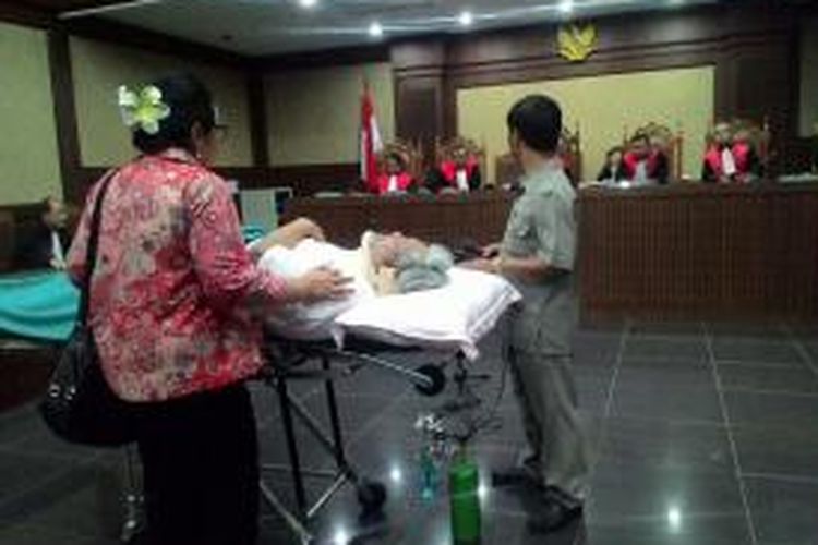 Terdakwa Bambang W Soeharto dihadirkan ke ruang sidang dalam keadaan berbaring di tempat tidur di Pengadilan Tindak Pidana Korupsi, Jakarta, Rabu (16/12/2015).