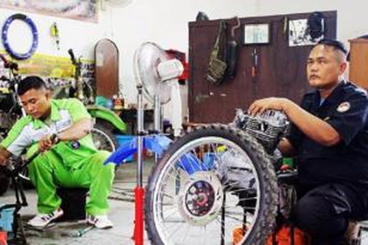 Tentara penyandang disabilitas berlatih memperbaiki mesin motor dalam kelas otomekanik motor di Pusat Rehabilitasi (Pusrehab) Kementerian Pertahanan, Jakarta, Selasa (22/9). 