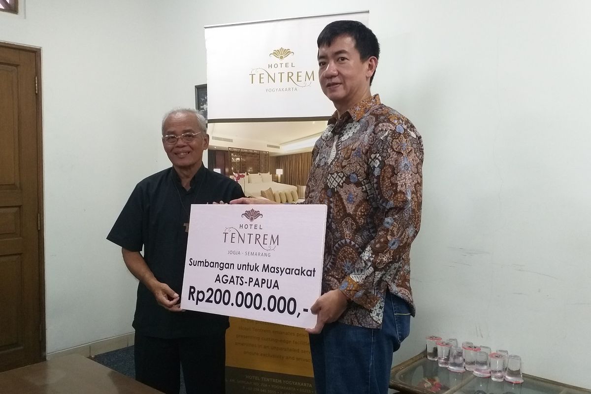 Direktur Hotel Tentrem Yogyakarta-Semarang, Mario Hidayat, menyerahkan bantuan untuk masyarakat Agats, Papua, kepada Uskup Keuskupan Agats Asmat, Mgr. Aloysius Murwito, di Panti Asuhan Vincentius Putra, Kramat Raya, Jakarta, Jumat (1/11/2019).