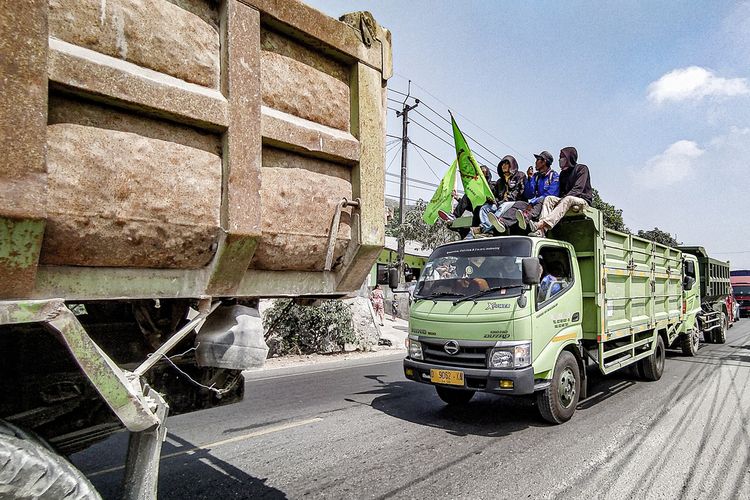 Tolak PHK Massal, Ribuan Buruh Di Bandung Barat Konvoi Truk Tambang