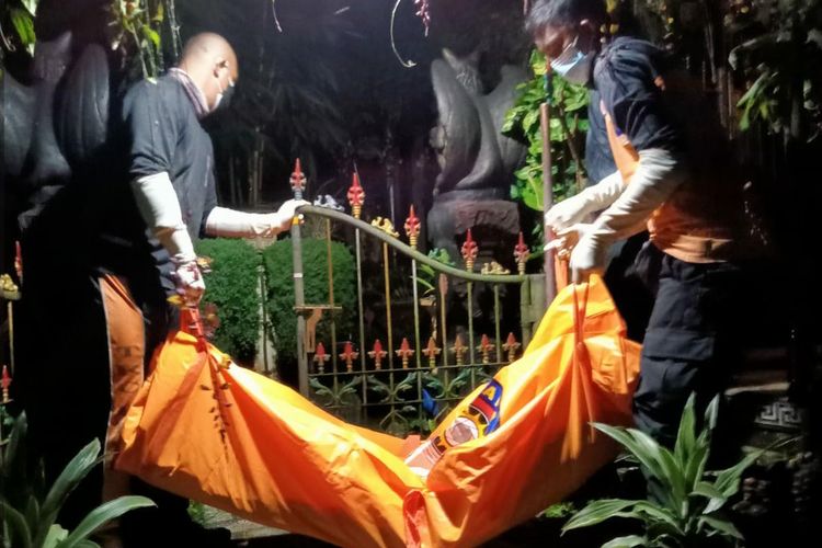 Proses evakuasi jenazah WN Australia yang ditemukan meninggal dunia di sebuah rumah vila di Tabanan Bali. 