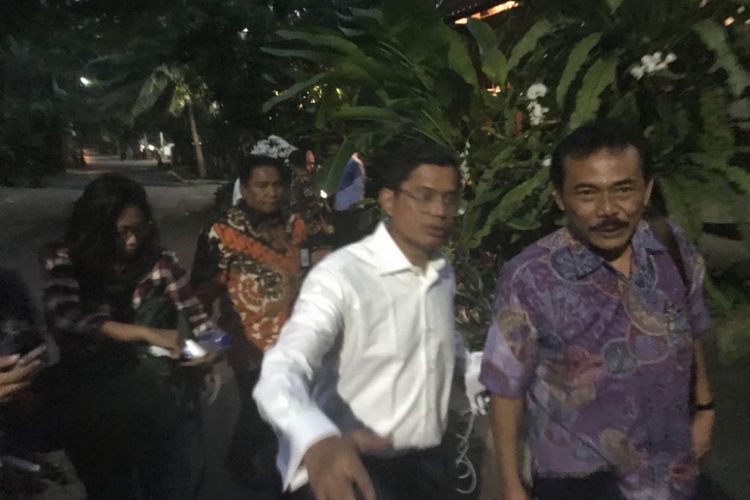 Direktur Utama PT Garuda Indonesia, Pahala Mansyuri bersama Presisen Asosiasi Pilot Garuda, Captain Bintang Herdianto usai melakukan pertemuan di rumah Menteri BUMN Rini Soemarno di Kuningan, Jakarta, Kamis (5/7/2018).