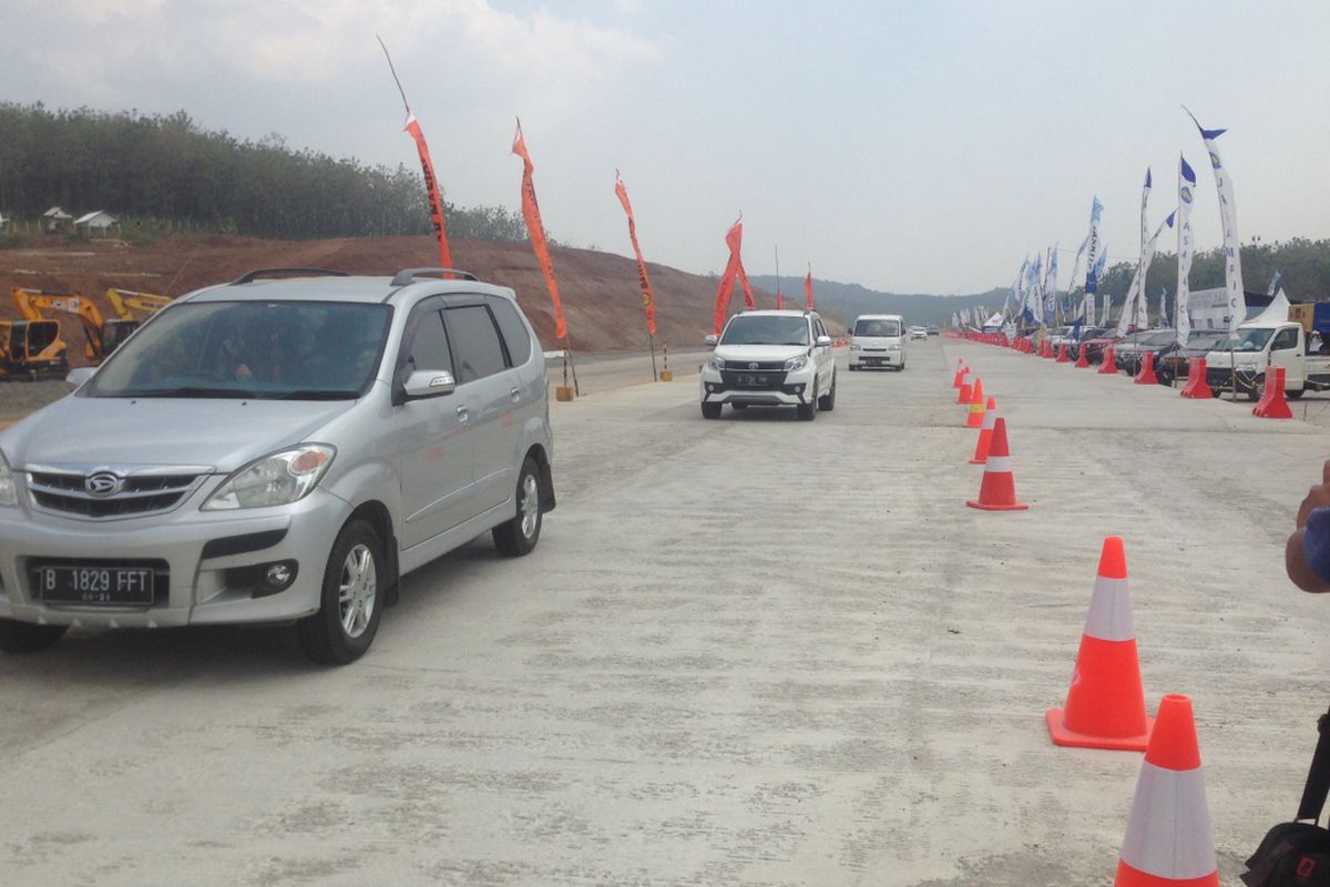 Kendaaraan berhenti di rest area di Kalikangkung, di Kota Semarang, Jawa Tengah, Selasa (12/6/2018)