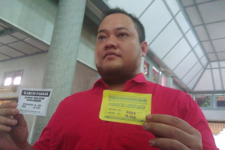 Anggota DPRD Gunungkidul Wahyu Ade Pradana menunjukkan Tiket Ilgal 