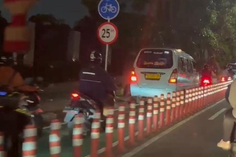 Sebuah tayangan video memperlihatkan sejumlah kendaraan sepeda motor dan angkutan perkotaan (angkot) menerobos jalur sepeda yang telah dipasangi stick cone di Jalan Penjernihan 1, Bendungan Hilir, Jakarta Pusat, pada Selasa (29/11/2022) sore.