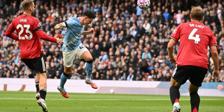 Gelandang Manchester City Phil Foden menyundul bola untuk mencetak gol pembuka pada laga Liga Inggris antara Manchester City dan Manchester United di Stadion Etihad di Manchester, barat laut Inggris, pada 14 September 2025.