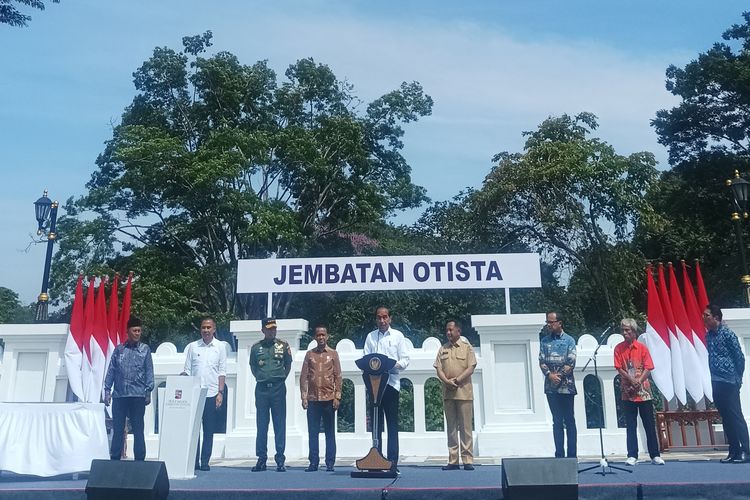 Presiden Joko Widodo saat meresmikan Jembatan Otto Iskandar Dinata (Otista) di Kota Bogor, Jawa Barat, Selasa (19/12/2023).