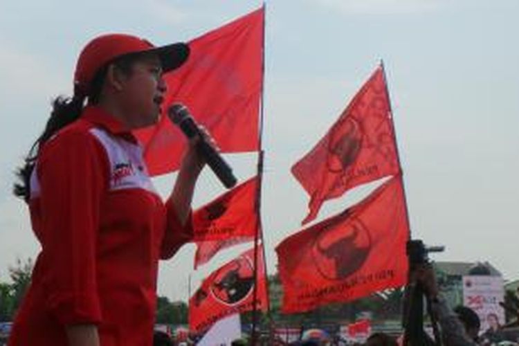 Ketua Bappilu PDI Perjuangan Puan Maharani saat menyampaikan orasi politik di alun-alun Kota Sukoharjo, Jawa Tengah, Sabtu (5/4/2014).