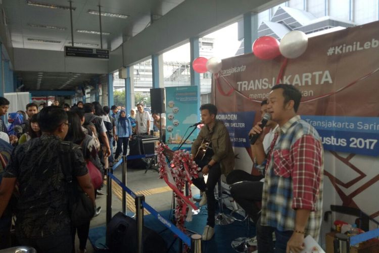 Suasana acara musik Nomaden #Selebrasi (Selebritas beraksi) 17-an di Halte TransJakarta Sarinah, Thamrin, Jakarta Pusat, Selasa (21/8/2017). 