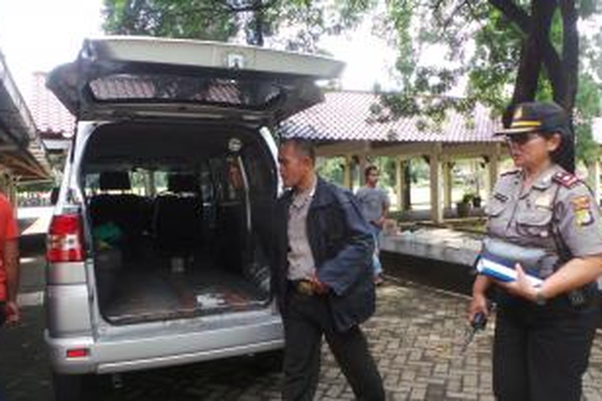 
Kapolsek Beji Komisaris Gusti Ayu Supiati di lokasi penemuan mayat di Danau Kenanga, Universitas Indonesia, Depok. Kamis (26/3/2015). 