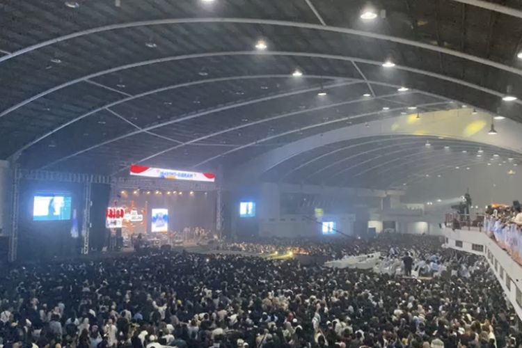 Konser Ahmad Dhani bertajuk Gaspol Satu Putaran Prabowo-Gibran, di Jatim Expo, Surabaya, Sabtu (3/2/2024)