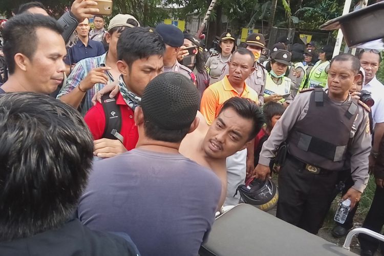 Salah satu mahasiswa yang terluka dalam bentrokan penolakan eksekusi Wisma Latimojong, Kota Bogor, dievakuasi menggunakan mobil ambulans, Kamis (27/4/2017).