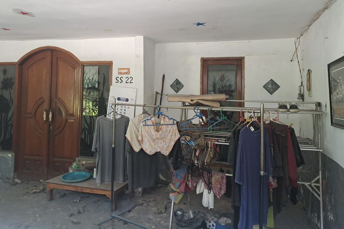 Rumah salah satu korban kecelakaan pesawat latih di Jalan BSD, Tangerang Selatan, Co-Pilot Kapten Suwanda yang ada di Sidoarjo, Senin (20/5/2024).