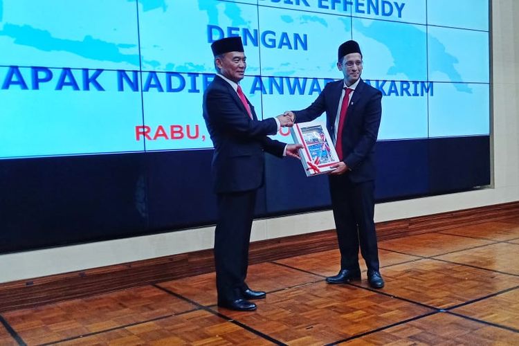Sera terima jabatan dari Mendikbud terdahulu Muhadjir Effendy ke Mendikbud Kabinet Indonesia Maju Nadiem Makarim di Gedung Kemendikbud, Jakarta (23/10/2019).
