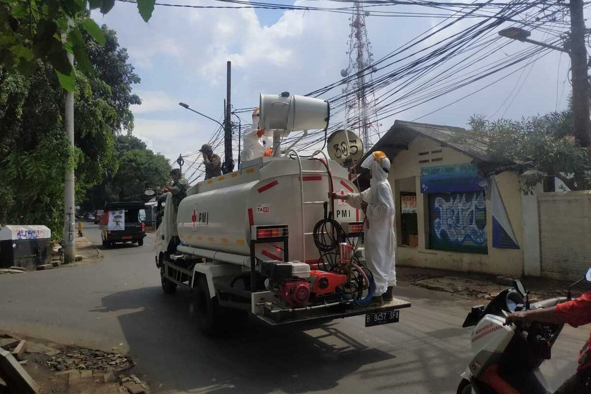 Penyemprotan disinfektan oleh PMI Jakarta Selatan di kawasan Kebayoran Baru, Jumat (3/4/2020)