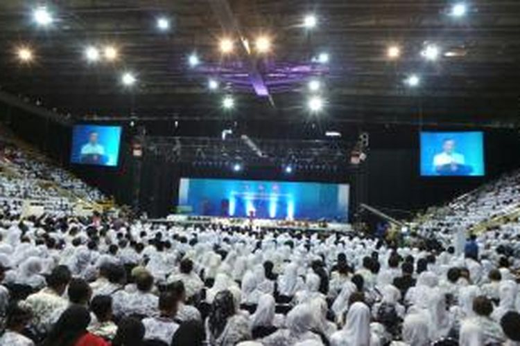 Hari Guru Nasional 2013 dan HUT ke 68 Persatuan Guru Republik Indonesia (PGRI), di Istora, Senayan, Jakarta, Rabu (27/11/2013).