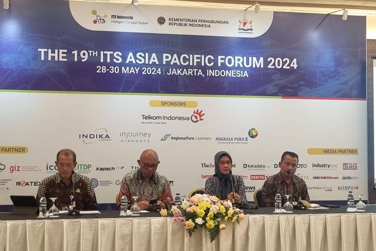 Presiden Intelligent Transport System (ITS) Indonesia William Sabandar dan Juru Bicara Kementerian Perhubungan Adita Irawati saat konferensi pers ITS APF 2024, Selasa (21/5/2024).