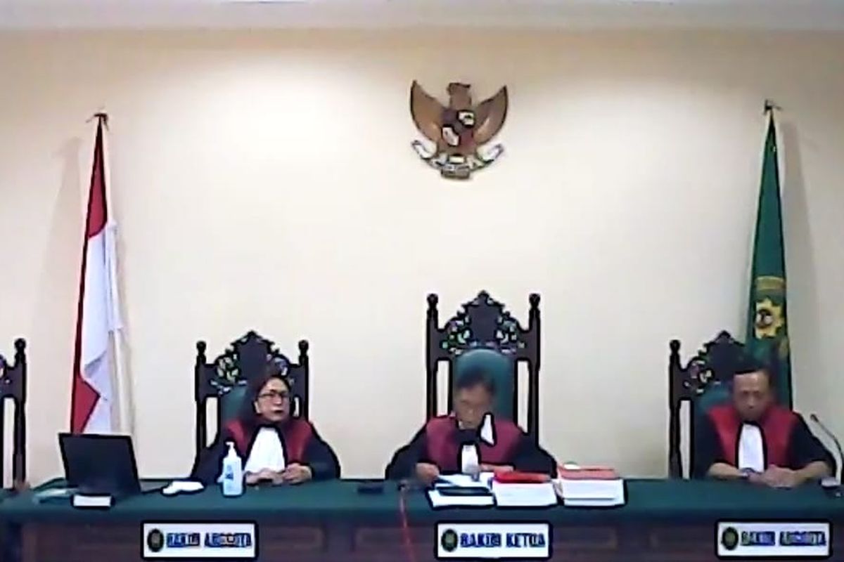 Tangkapan layar majelis hakim di PN Balikpapan saat sidang putusan tujuh warga Papua di Balikpapan, Kalimantan Timur, Rabu (17/6/2020). 