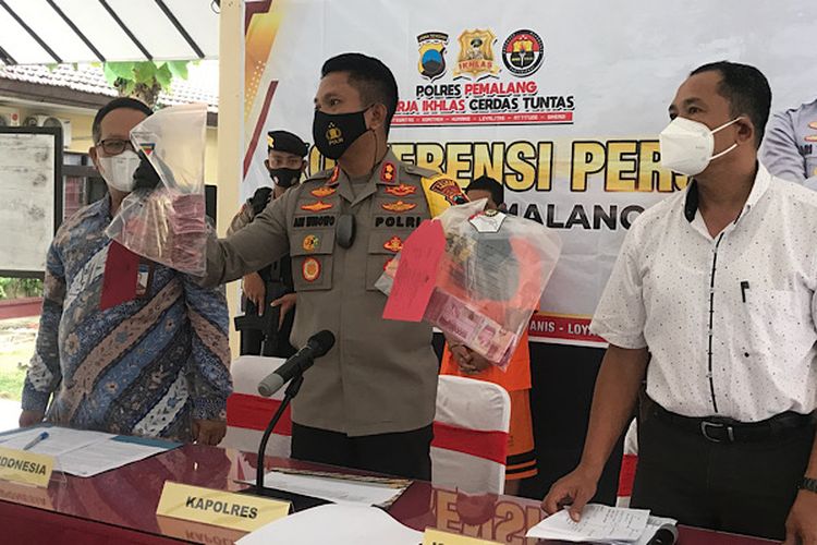 Kapolres Pemalang Jawa Tengah AKBP Ari Wibowo memperlihatkan barang bukti 1244 lembar uang palsu di Mapolres Pemalang.