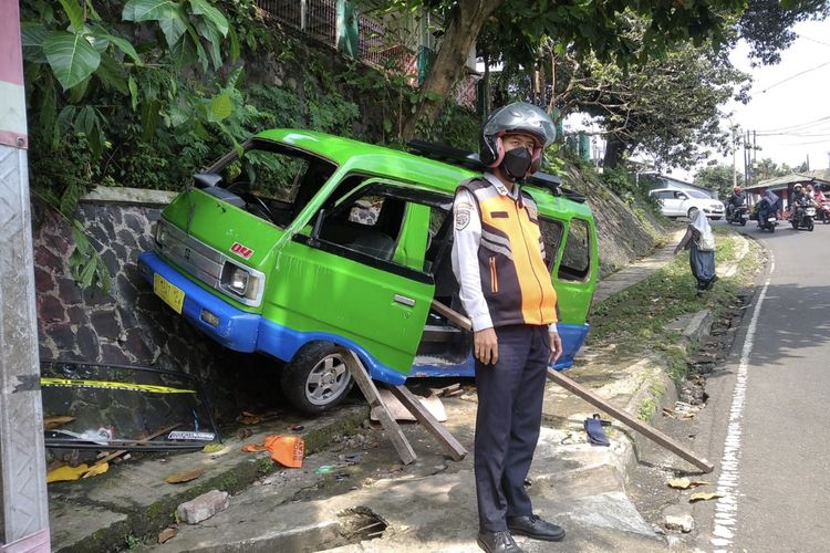 Angkot yang diduga mengalami rem blong menabrak tembok di Gang Aut, Kota Bogor, Senin (1/4/2024).