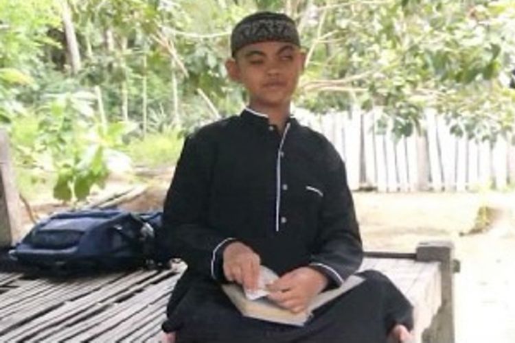 Fahrul, bocah tuna netra berusia 12 tahun asal Mamuju Tengah, Sulawesi Barat yang viral di medsos karena mampu menghafal Al Quran 30 juz dan perkalian dengan lancar hanya dengan mendengarkan, saat ditemui di rumahnya, Jumat (25/1/2019). 