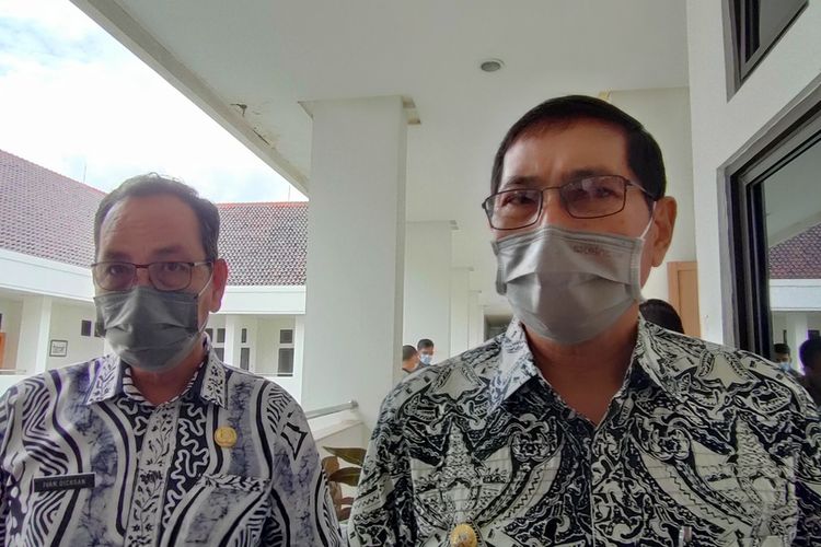 Plt Wali Kota Tasikmalaya, Muhammad Yusuf, didampingi Sekretaris Daerah Kota Tasikmalaya, Ivan Dicksan, saat diwawancara di Bale Kota Tasikmalaya, Rabu (23/12/2020).