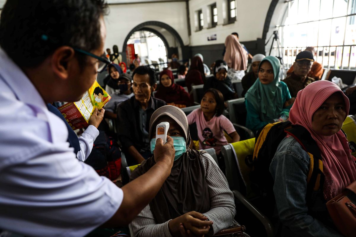 Petugas kesehatan dari kereta api indonesia membagikan masker dan memberikan cairan pembersih tangan serta mengajarkan cara cuci tangan yang benar kepada penumpang dalam sosialisasi COVID-19 di Stasiun Pasar Senen, Jakarta, Senin (9/3/2020). PT KAI juga menyediakan layanan klinik kesehatan di masing-masing stasiun serta melakukan pengecekan suhu tubuh menggunakan termometer kepada penumpang yang membutuhkan layanan kesehatan.