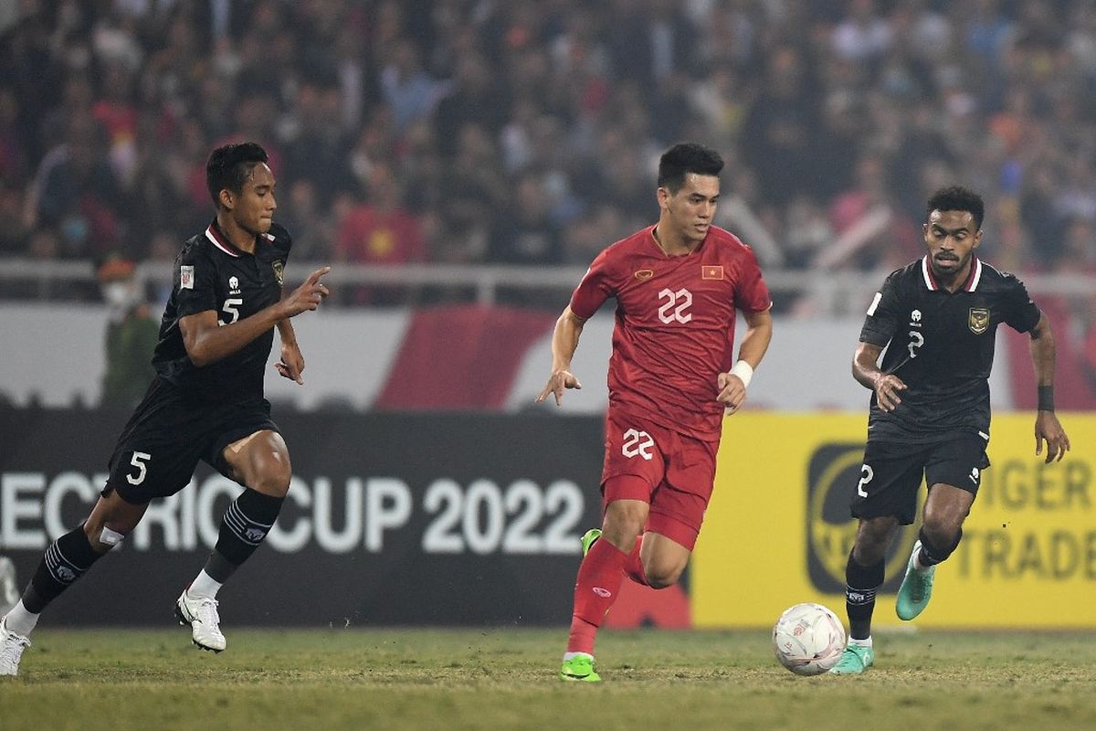 Penyerang Vietnam, Nguyen Tien Linh, diapit oleh Rizky Ridho dan Yakob Sayuri dalam laga leg kedua semifinal Piala AFF 2022 antara Vietnam vs Indonesia di Stadion My Dinh, Hanoi, 9 Januari 2023. (Photo by Nhac NGUYEN / AFP)