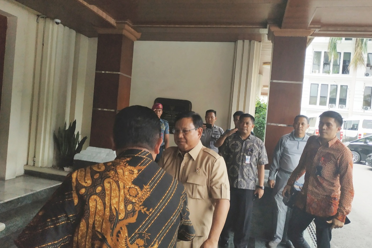 Menteri Pertahanan Prabowo Subianto tiba di di Kantor Kemenko Polhukam Jalan Medan Merdeka Barat, Jakarta Pusat, Jumat (3/1/2020).