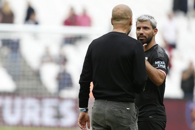 Sergio Aguero berbicara dengan Pep Guardiola seusai laga West Ham United vs Manchester City di Stadion London, 10 Agustus 2019. 