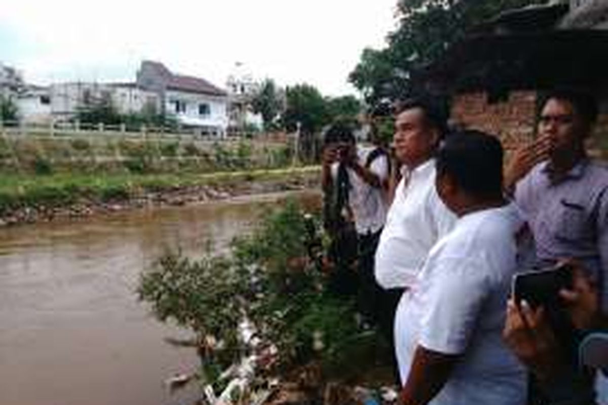 Bakal calon Gubernur DKI Jakarta Yusril Ihza Mahendra di tepi Sungai Ciliwung, Bidaracina, Jatinegara, Jakarta Timur. Selasa (3/5/2016)