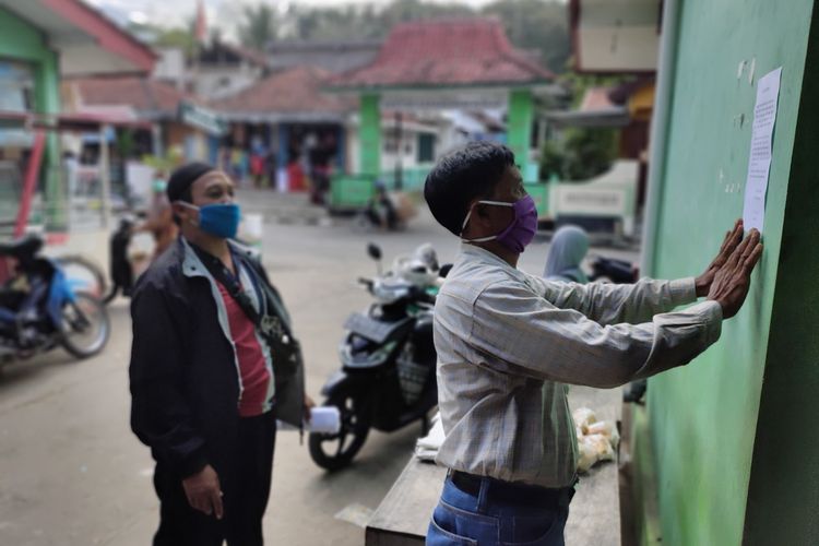 Dua warga menempel pernyataan tertulis berisi permintaan maaf di tempat-tempat ramai pasca dinilai telah menyebarkan kabar tidak benar tentang kondisi kesehatan tetangganya pada masa pandemi Coronavirus Diseases 2019 (Covid-19). Dua warga itu dari Kalurahan Hargorejo, Kapanewon (kecamatan) Kokap, Kulon Progo, Daerah Istimewa Yogyakarta.